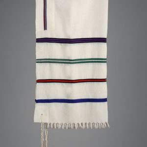 טלית עם ארבעה פסים צבעוניים