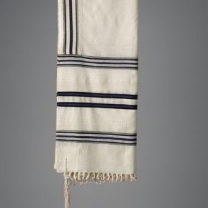 טלית עם פסים שחורים וכחולים