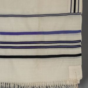 טלית עם פסים בשחור וסגול בהיר (חדש)