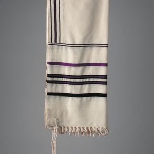 טלית עם פסים בסגול ושחור