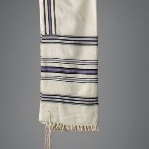טלית עם פסים כחולים משולבים