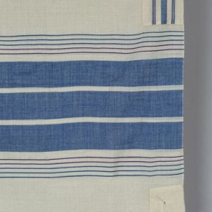 טלית עם פסים רחבים כחולים