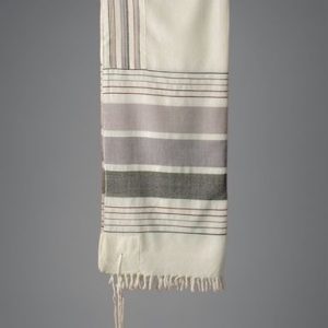 טלית עם פסים רחבים אפורים